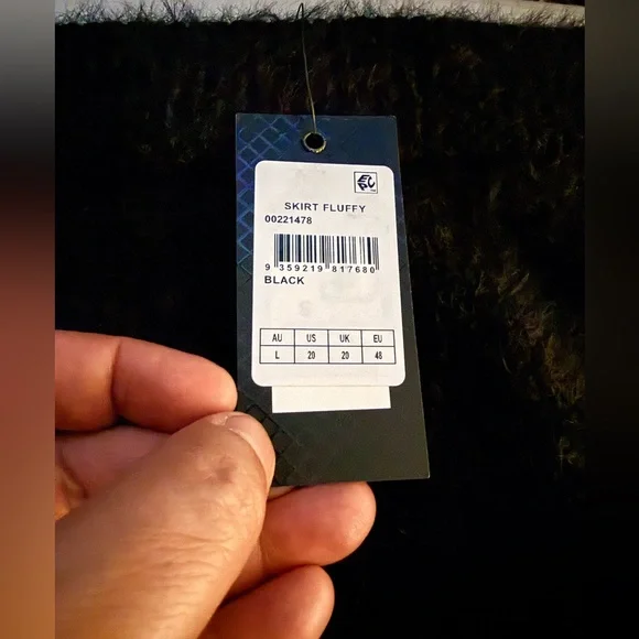 City Chic Fluffy Skirt - black                     Size L/20
New! - Picture 7 of 12